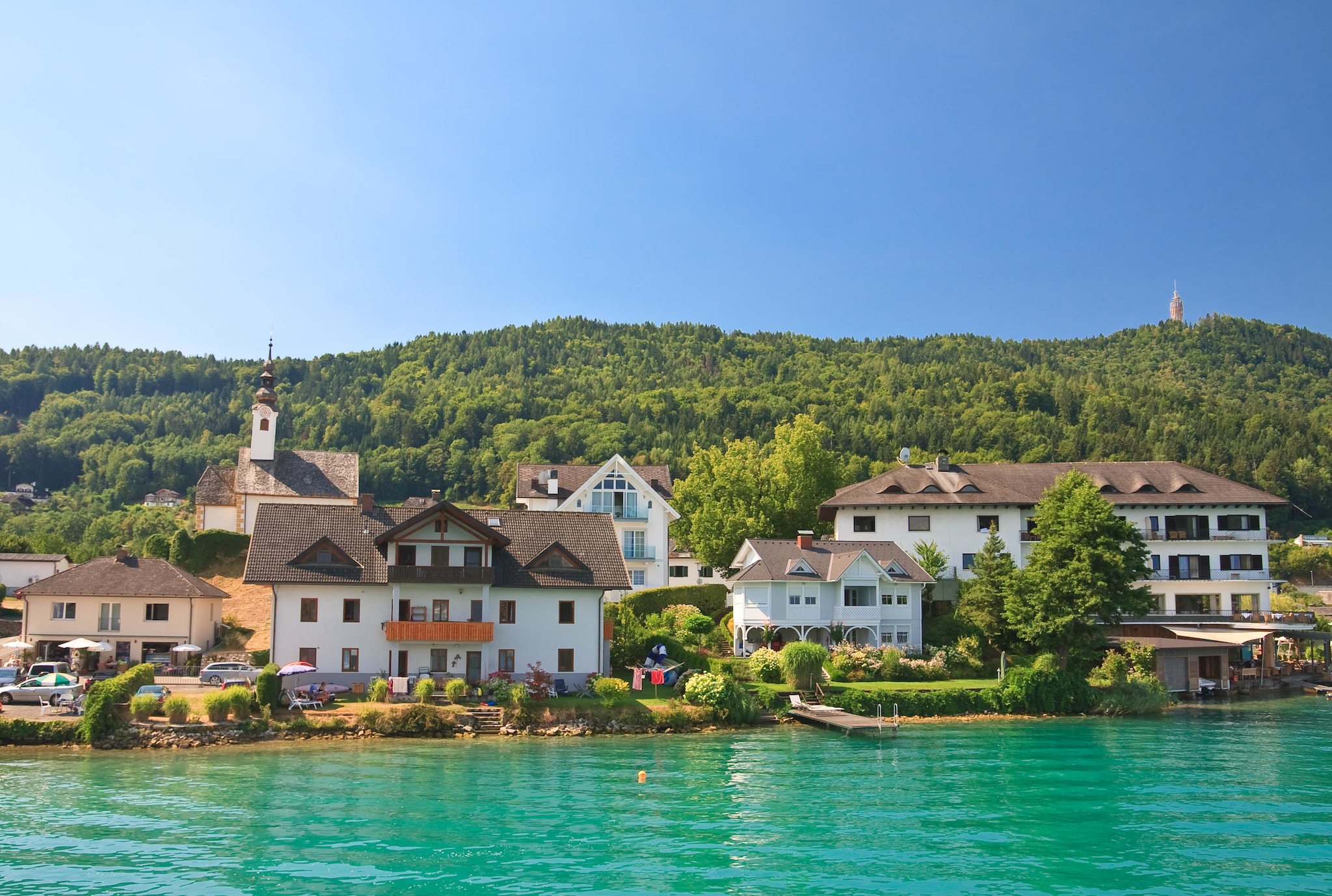 Desfrute as águas limpas do Wörthersee, Áustria