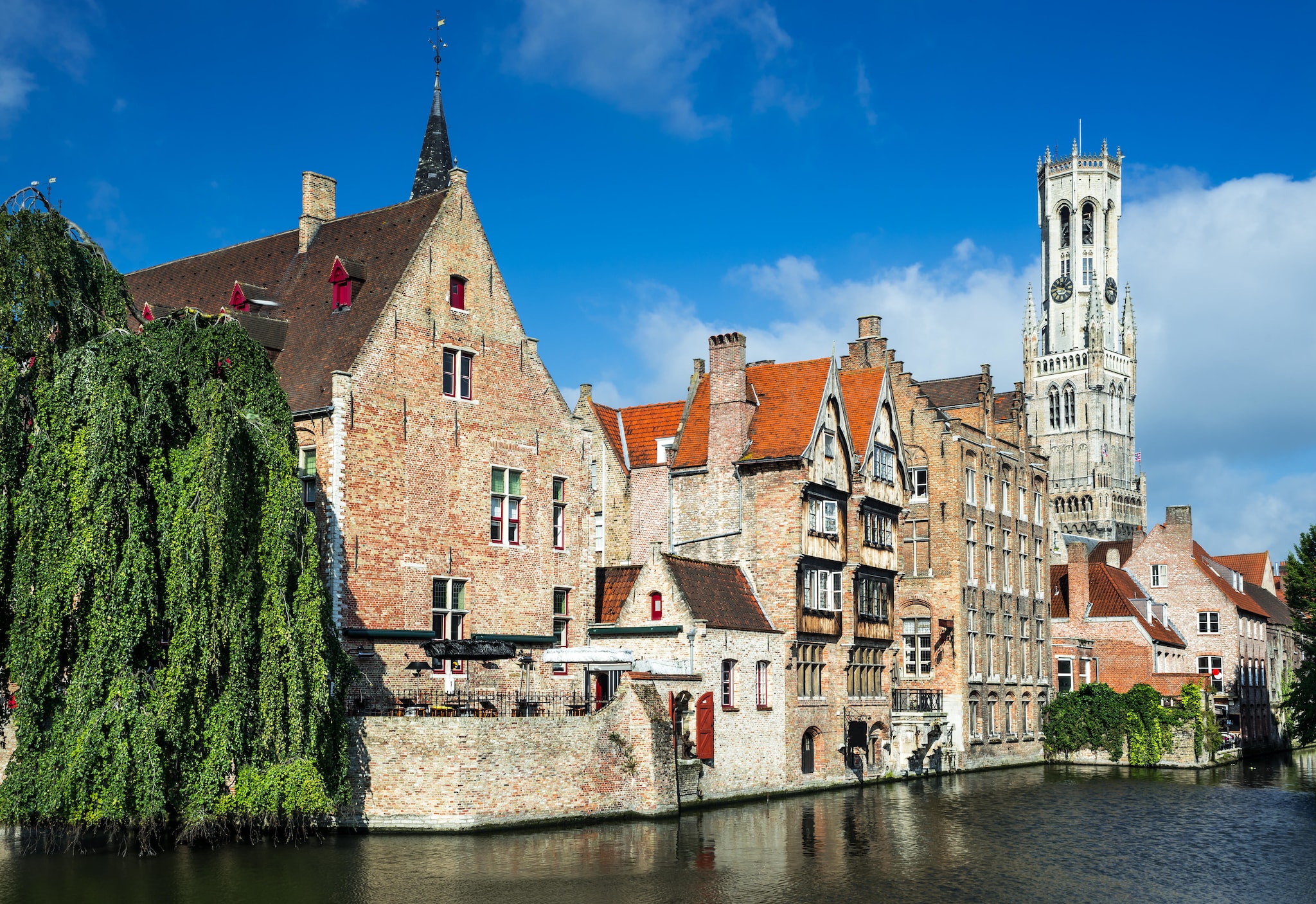 Edificios medievales junto al canal Dijver, Brujas 