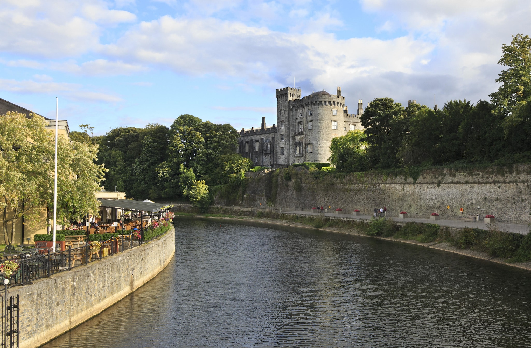 Vista do Castelo de Kilkenny em frente ao rio Nore