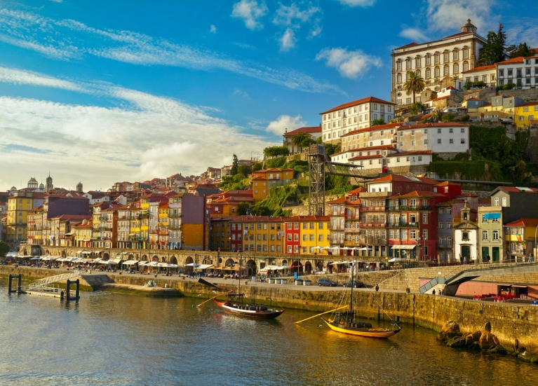 Botes junto al Cais da Ribeira en Oporto