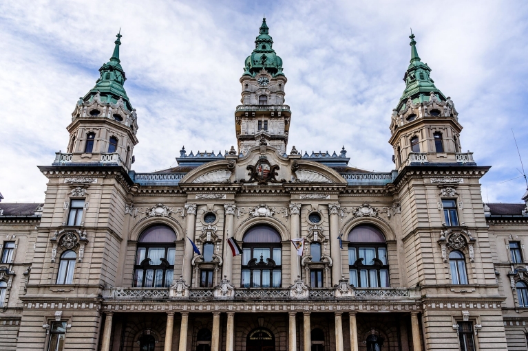 匈牙利杰尔的新古典主义市政厅