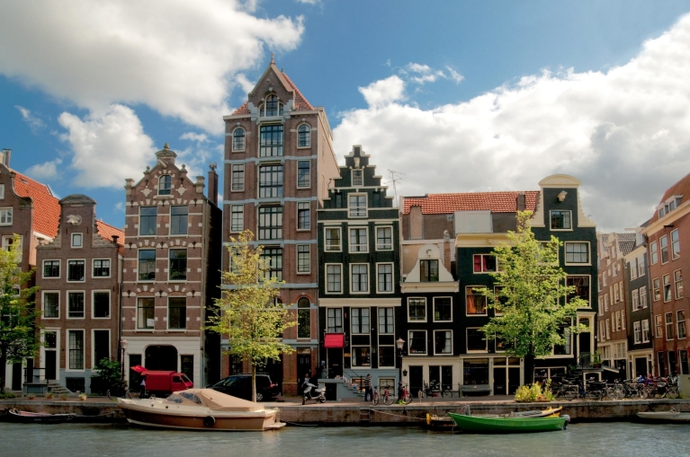 Canal e casas em Amsterdã