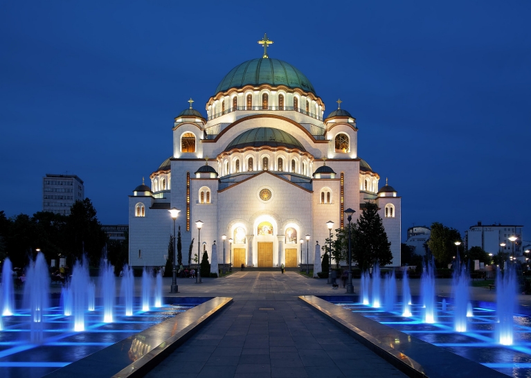 El Templo de San Sava de noche