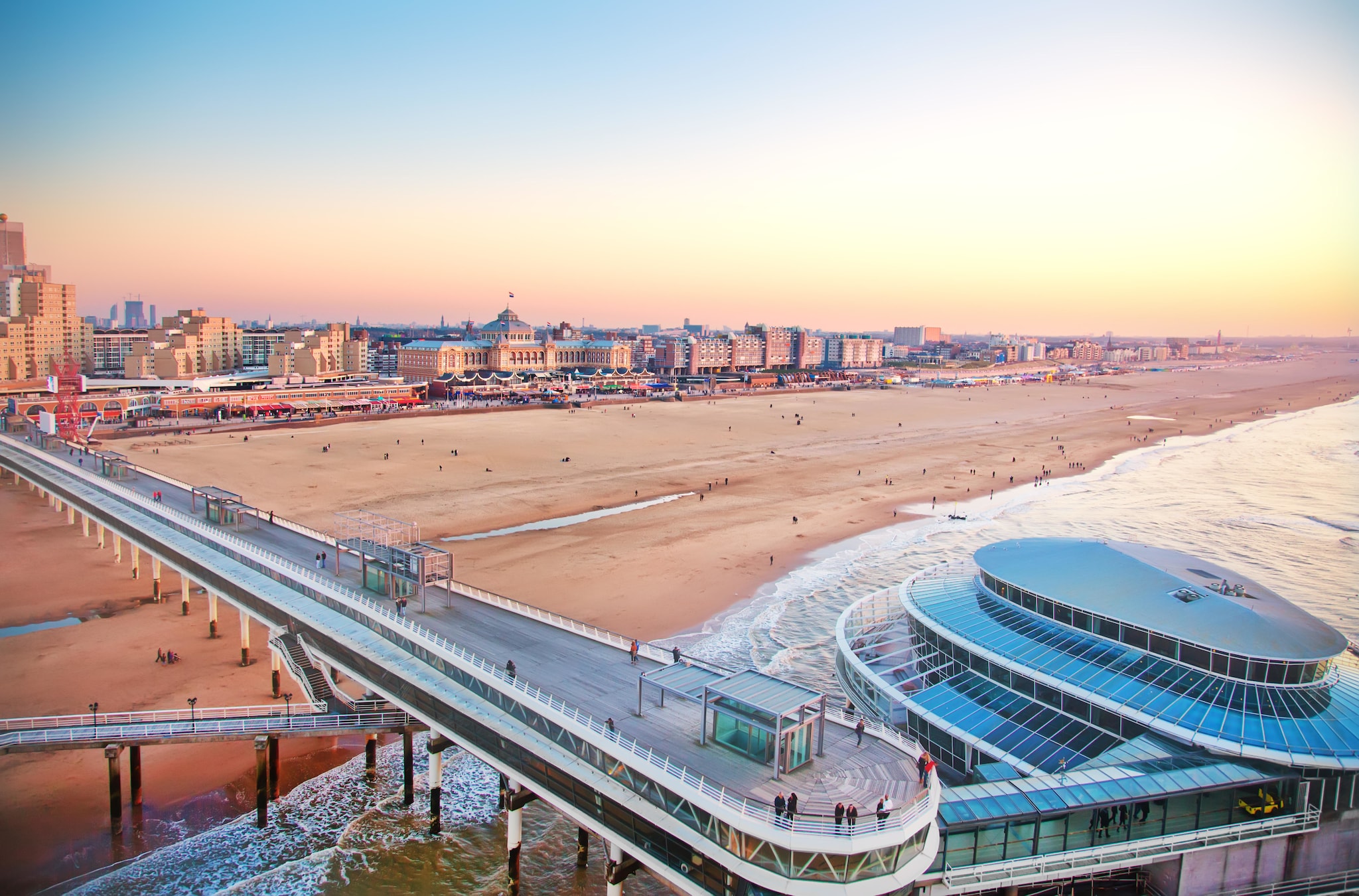 Vista do píer e da praia em Scheveningen