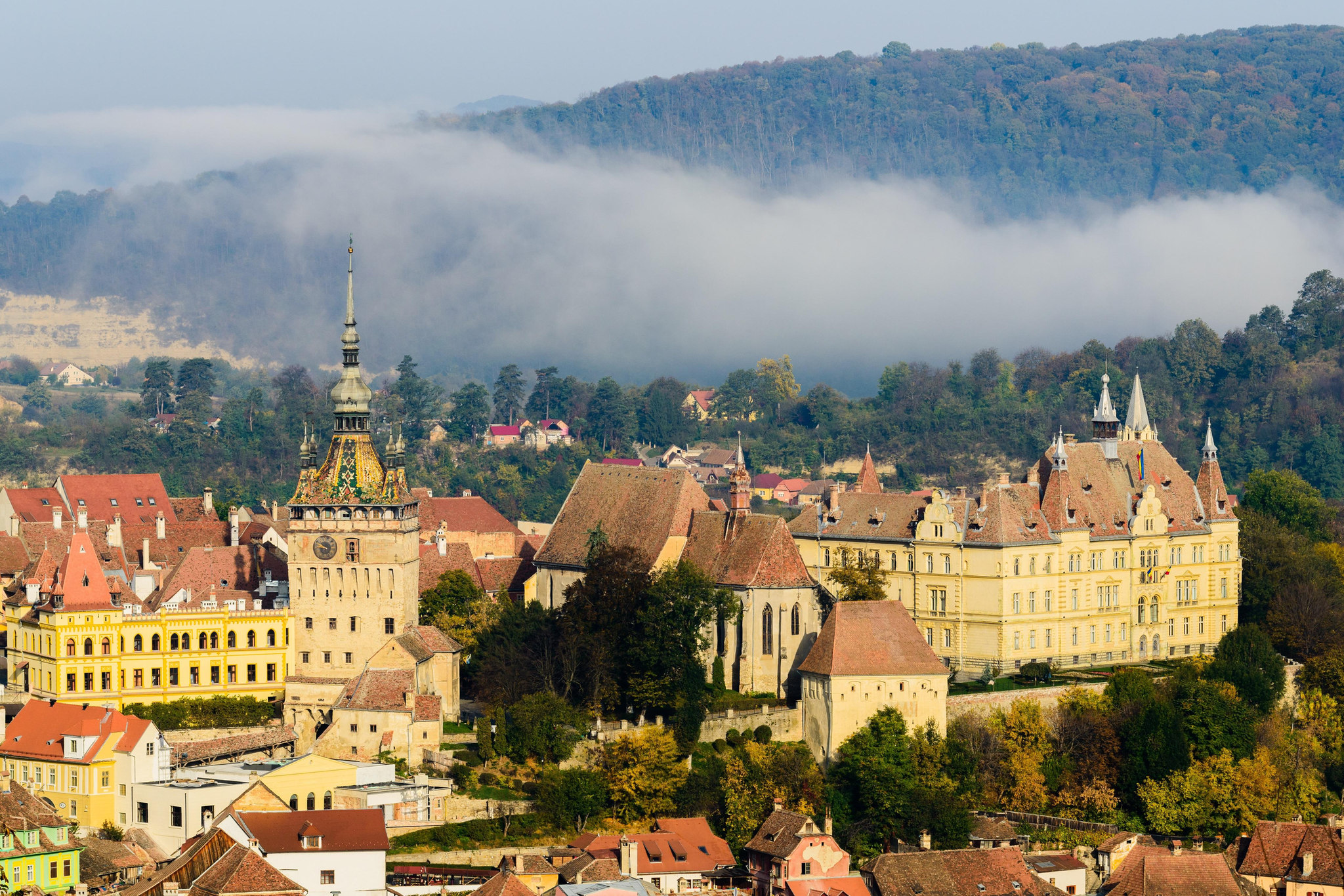Vista de Sighișoara e da antiga Torre do Relógio