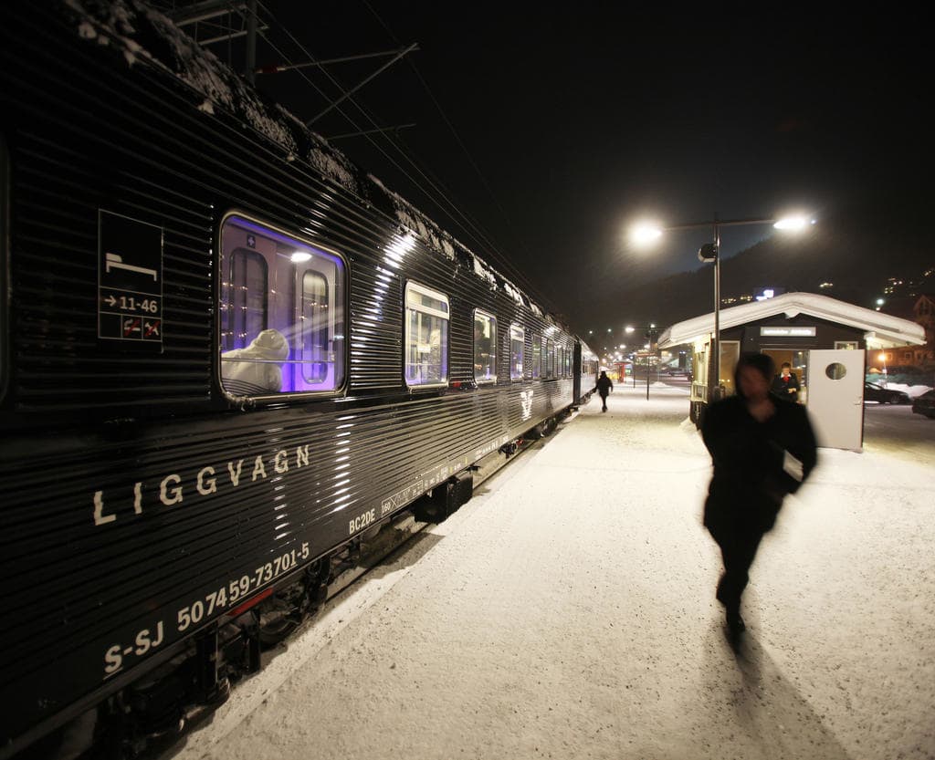 Tren nocturno SJ en la plataforma
