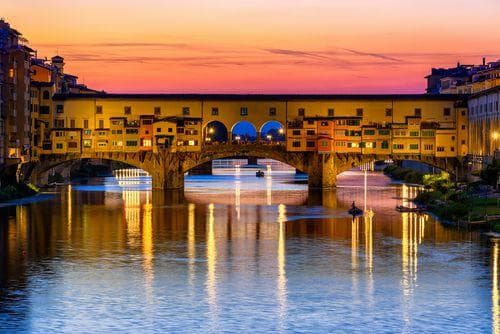 1 week in Italy | Sunset view of Ponte Vecchio over Arno River in Florence, Italy