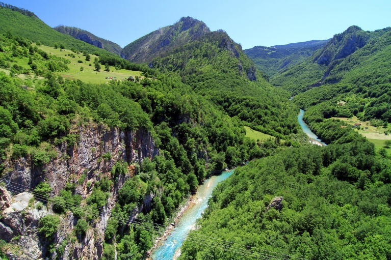 Río Tara en las montañas de Montenegro