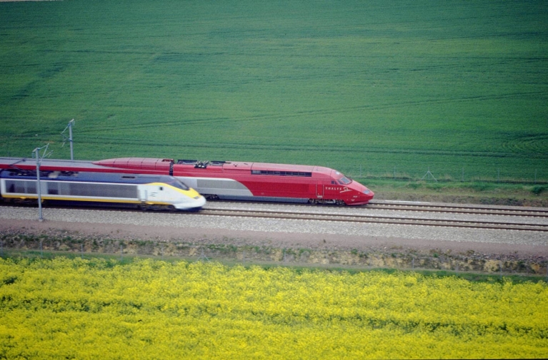 Trem de alta velocidade da Thalys cruzando os campos na França