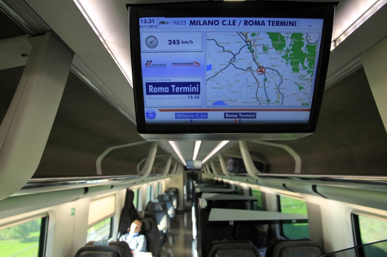 Le Frecce列车上的电视屏幕