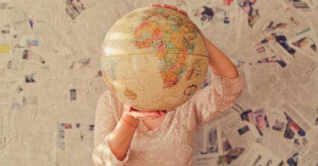 ¿Por qué Eurail es la opción más ecológica? | Mujer sosteniendo un globo frente a su cara