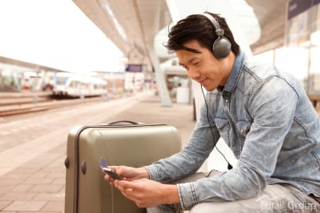 查看手机的年轻男士