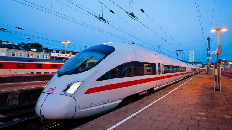 ドイツ、ハンブルクのプラットフォームに停車した ICE 高速鉄道