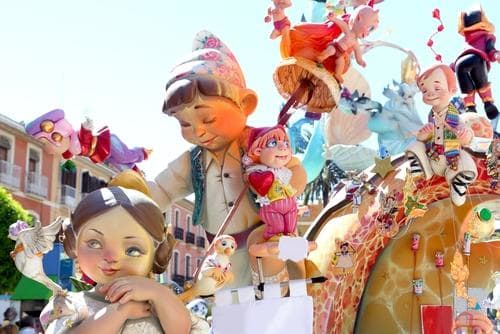Viajem com a Interrail na primavera | Esculturas de Las Fallas em Valência, Espanha