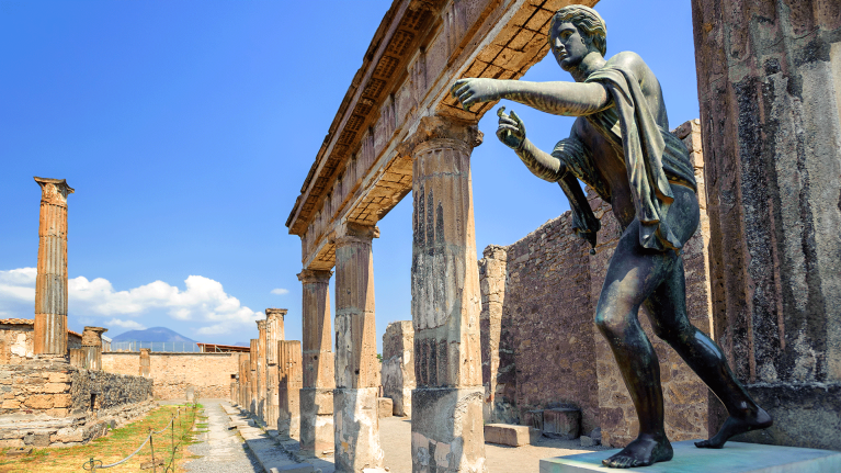 italy-napels-pompeii-ruins-statue