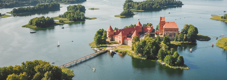 masthead-lithuania-trakai-castle-panorama-summer