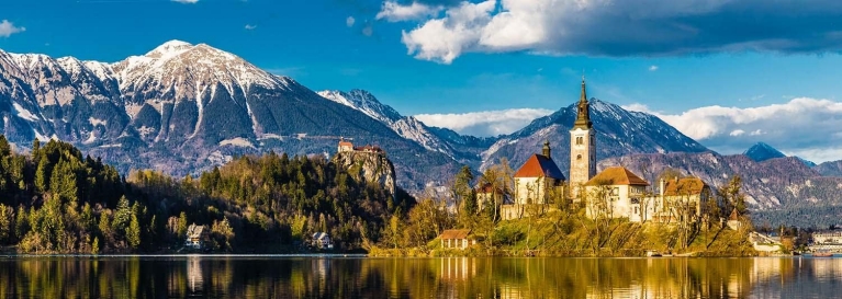 slovenia_-_amazing_view_on_bled_lake_islandchurch_and_castle_with_mountain_range_stol_vrtaca_begunjscica_in_the_background-bledsloveniaeurope_desktop