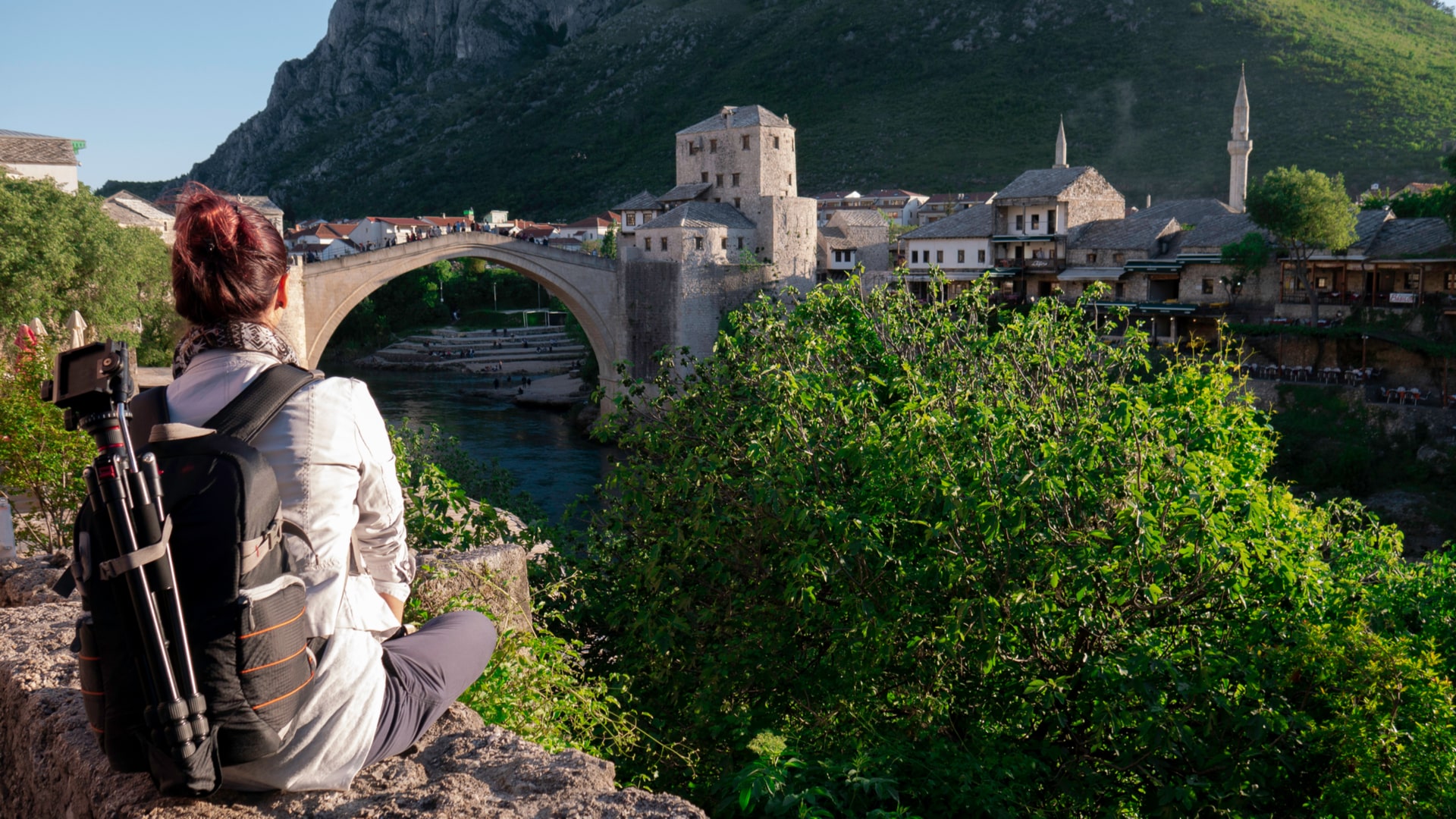 bosnia-herzegovina-mostar-old-bridge-woman