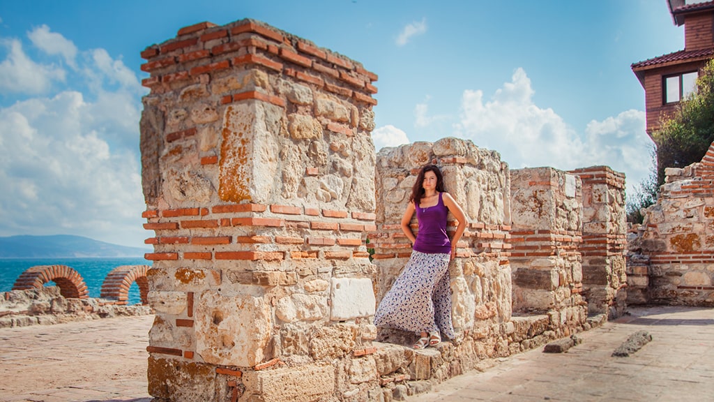 bulgaria-ruins-nessebar-woman