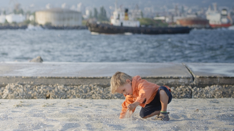 bulgaria-varna-beach-little-boy-plays-with-sand
