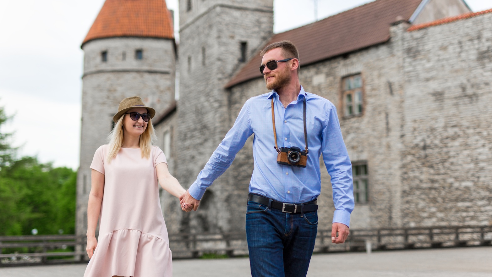 estonia-tallin-old-town-couple