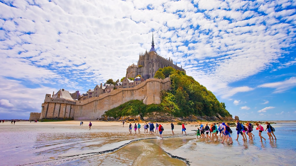france-mont-saint-michel-tourists