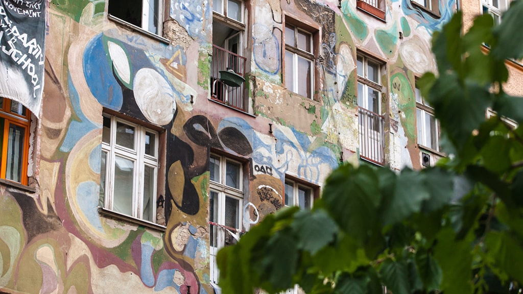 germany-berlin-street-art-tree