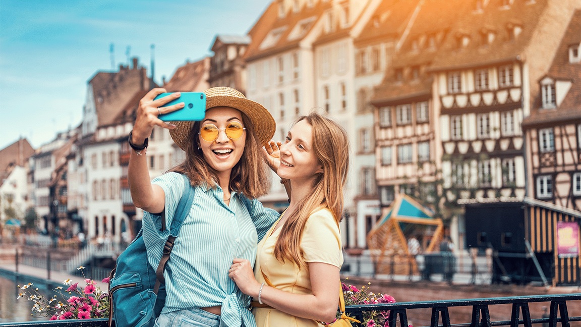 girls-taking-photo-strasbourg