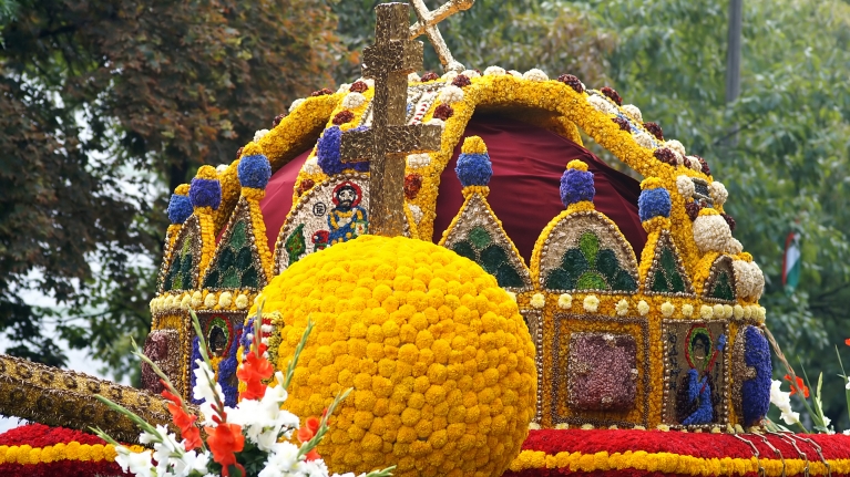 hungary-flower-carnival-holy-crown