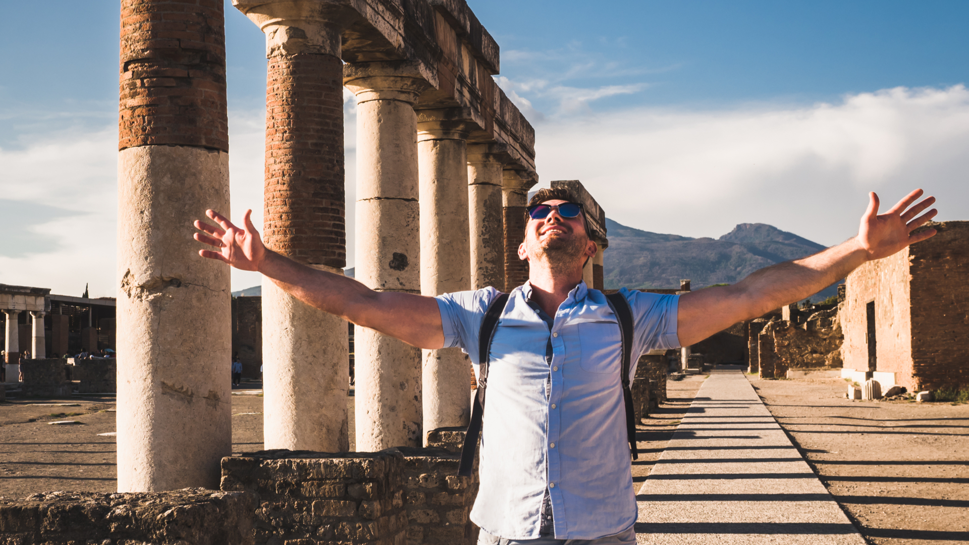 italy-pompeii-arquelogical-site-man-with-arms-opened