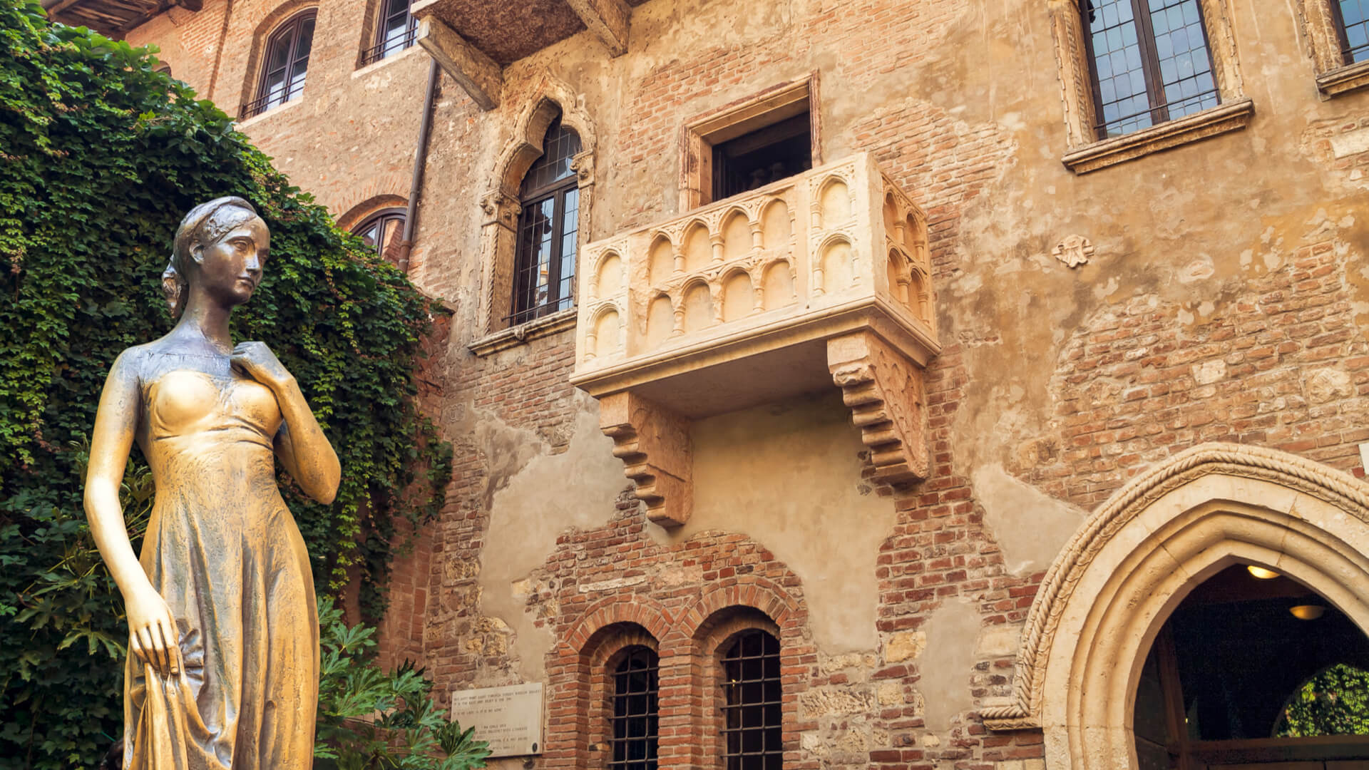 italy-verona-statue-juliet-balcony