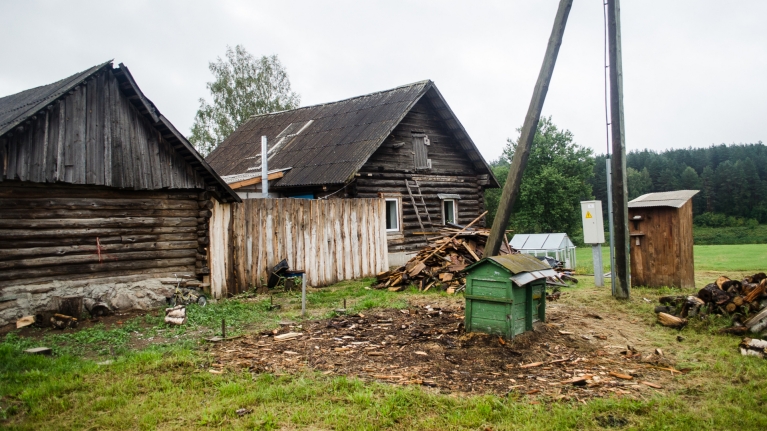 latvia-slutiski-old-believers-cabins-wood-grass