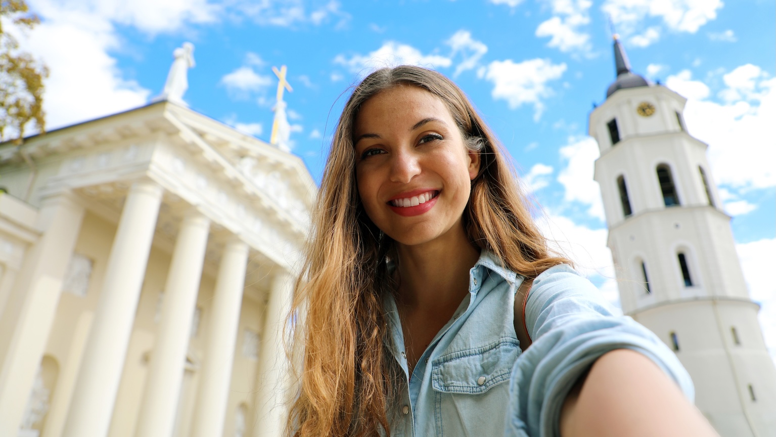 lithuania-vilnius-cathedral-woman