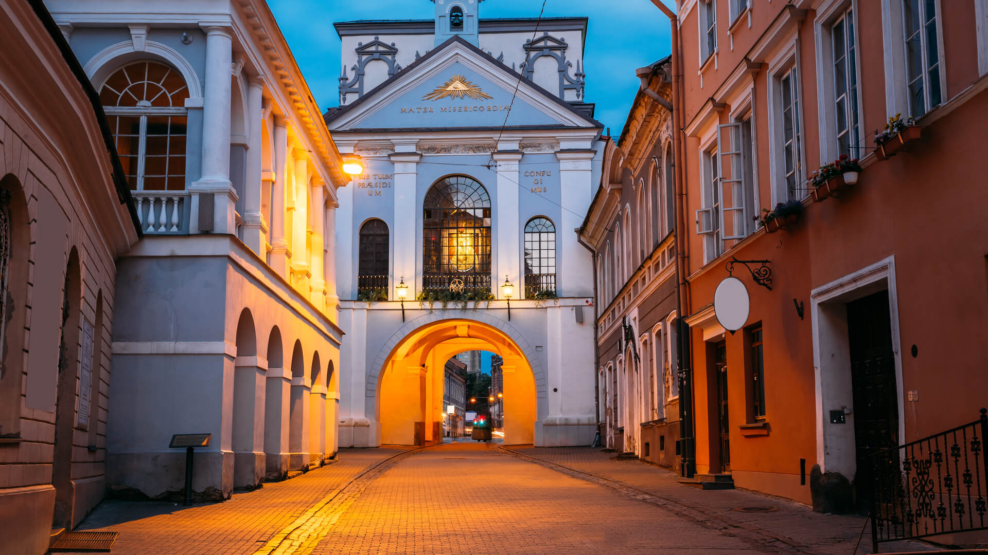 lithuania-vilnius-gate-of-dawn-statue