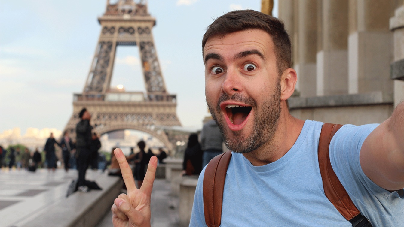 man-taking-selfie-eiffel-tower