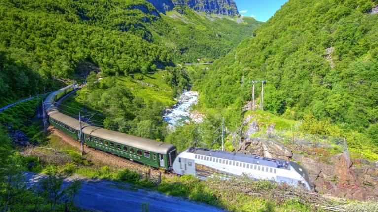 Tren del Ferrocarril Flåm en paisaje de montaña