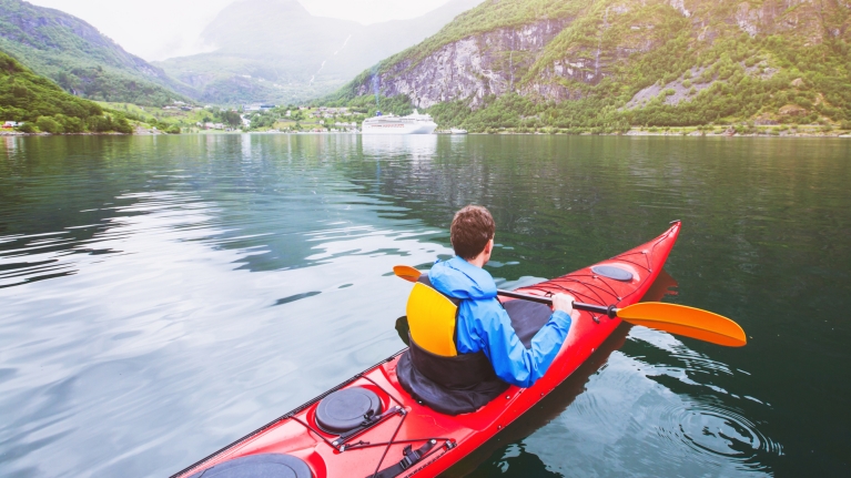 norway-geirangerfjord-man-with-kayak