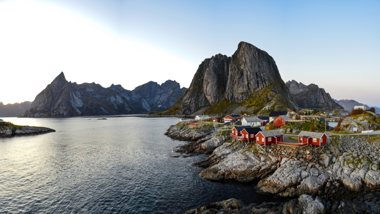 norway-lofoten-islands-sea-houses-mountains