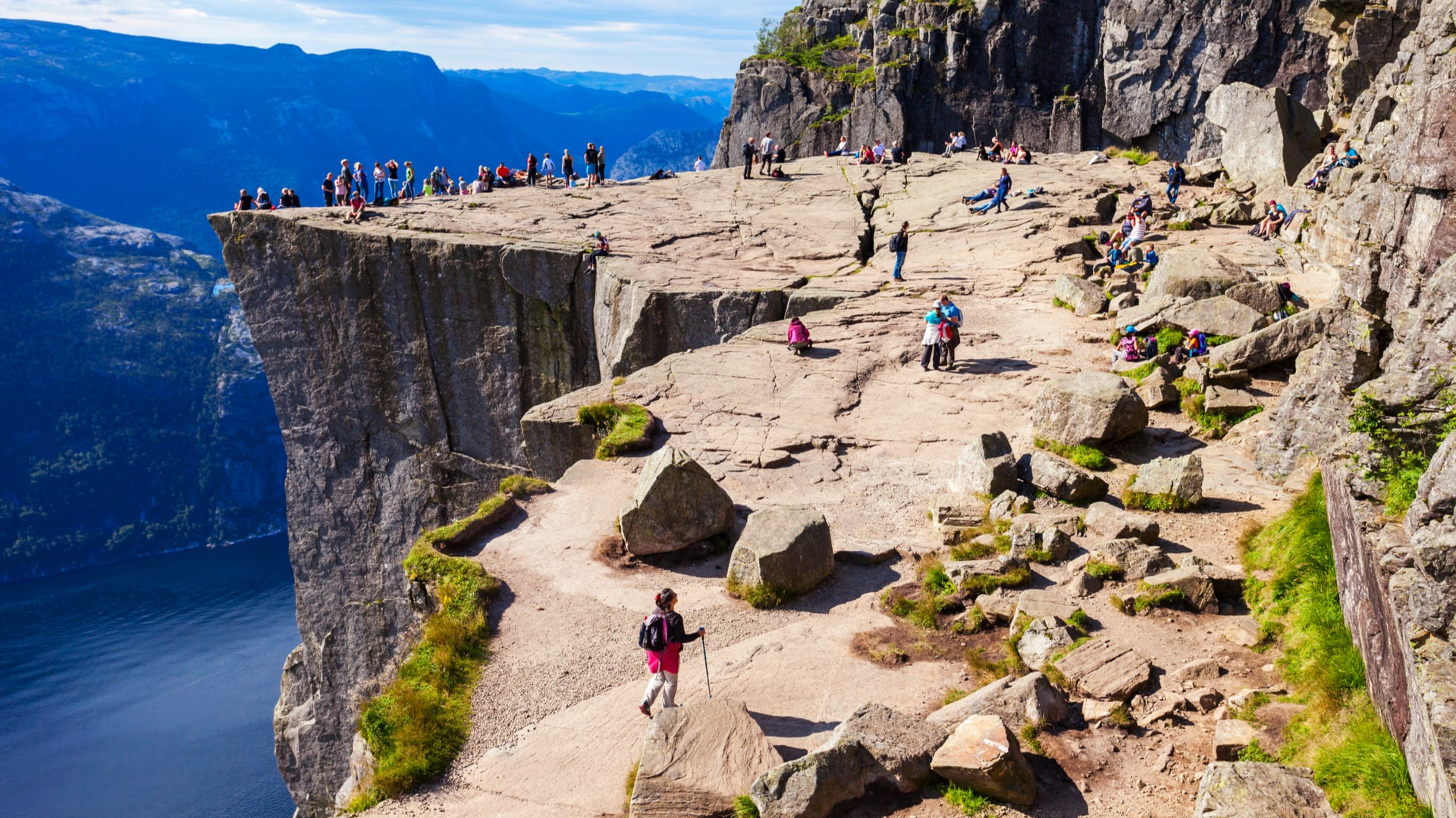 norway-preikestolen-pulpit-rock-tourists