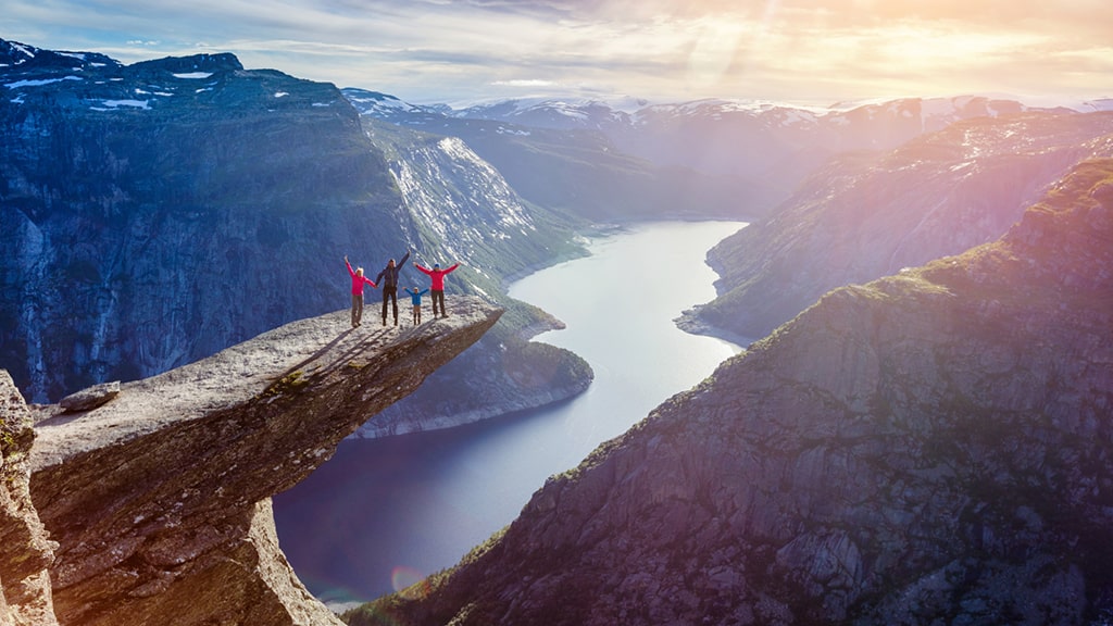 norway-trolltunga-family