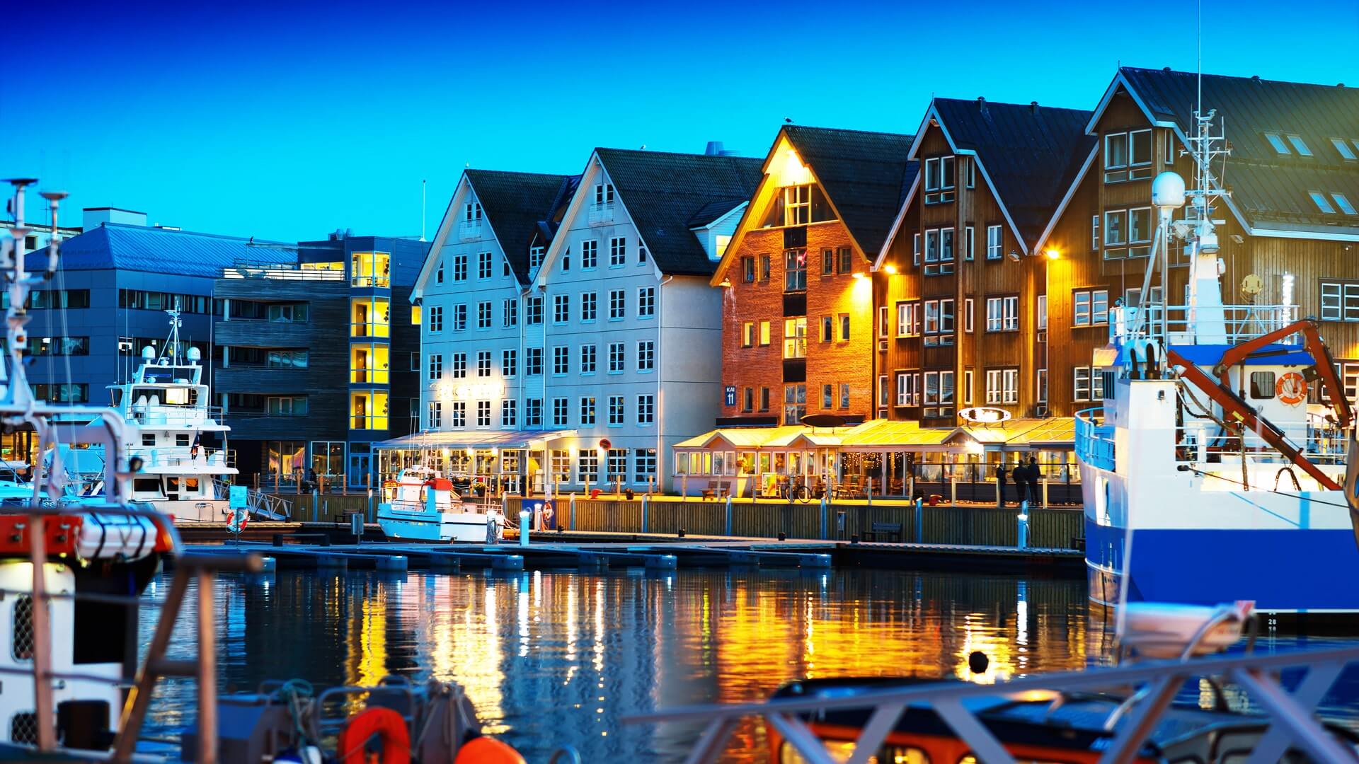 norway-tromso-houses-sea