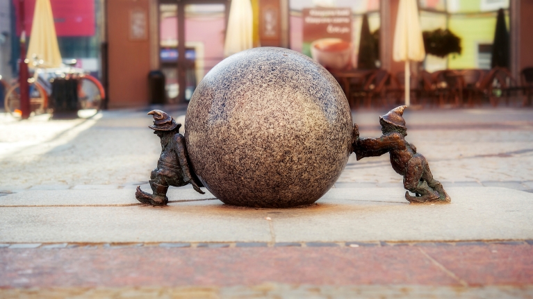 poland-worclaw-dwarfs-pushing-granite-ball