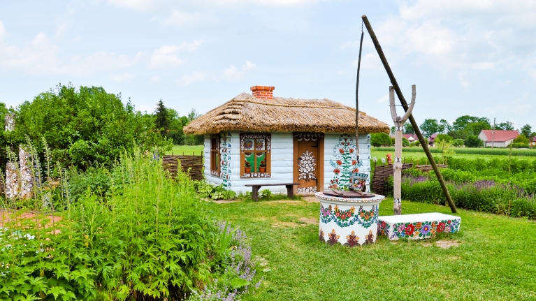 poland-zalipie-colorful-house-garden
