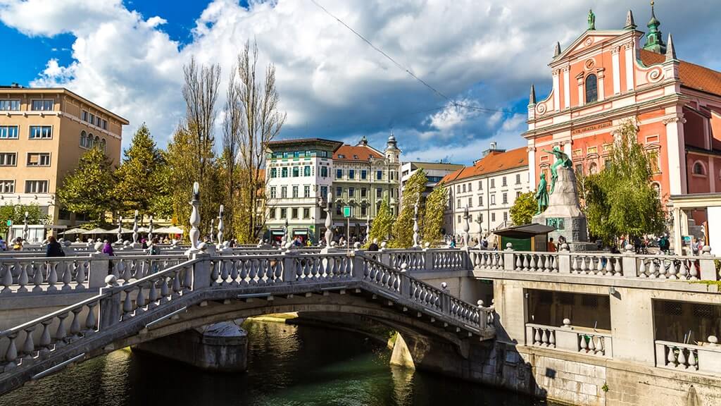 slovenia-ljubljana-triple-bridge-river-pink-church