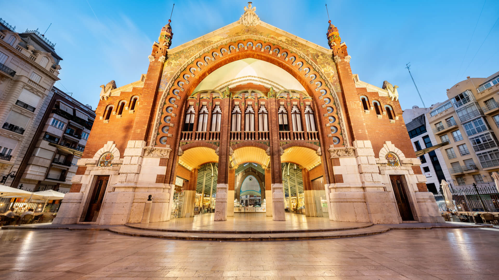 spain-valencia-facade-mercado-central