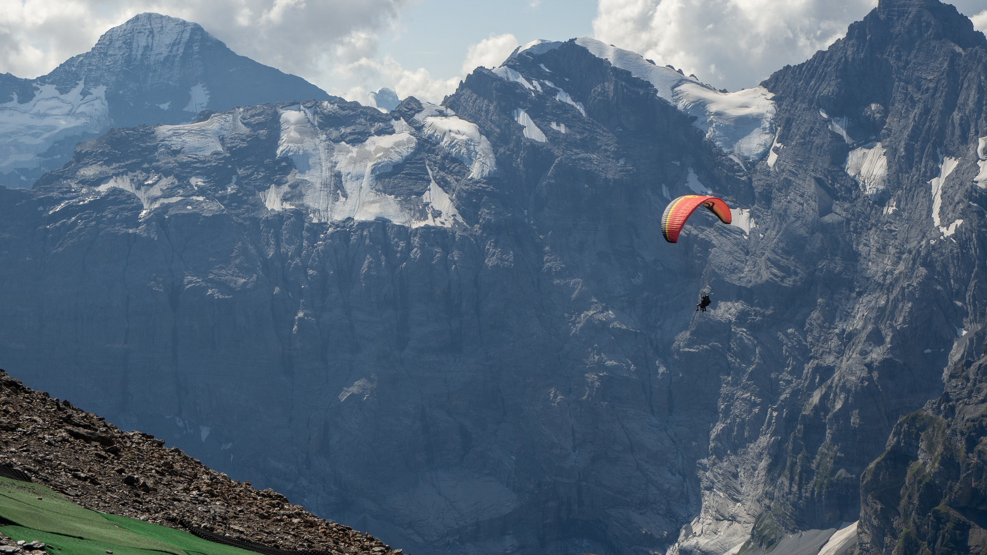 switzerland-lauterbrunnen-paragliding