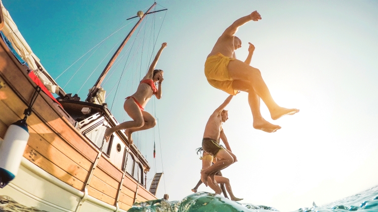traveller-friends-jumping-off-boat