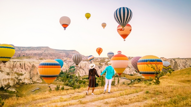 turkey-cappadocia-ballons-couple