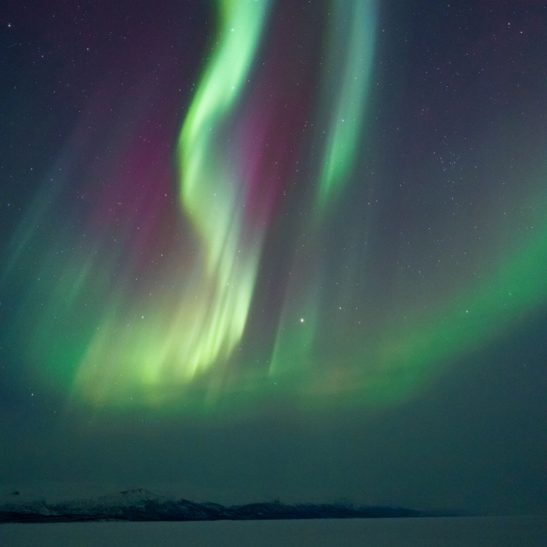 Auroras verdes tremeluzem sobre Abisko, Suécia