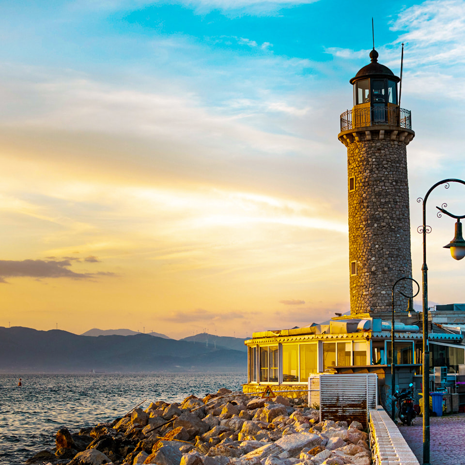 El faro de Patras, Grecia | Itinerario de tren por Grecia